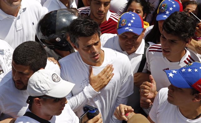 El líder de Voluntad Popular, Leopoldo López, antes de entregarse a la Policía.