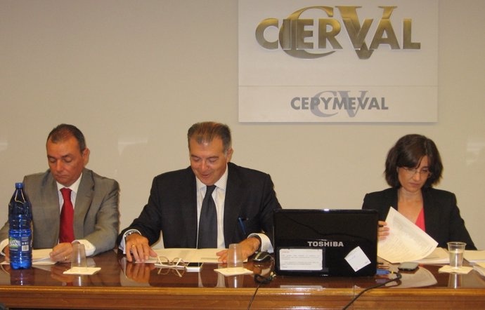 El presidente de Cepymeval (centro), entre vicepresidente y secretaria general.