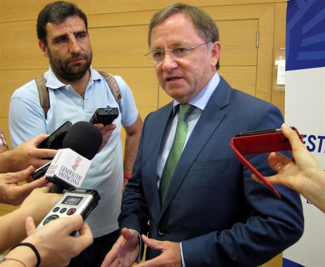 El conseller Juan Carlos Moragues atiende a los periodistas.