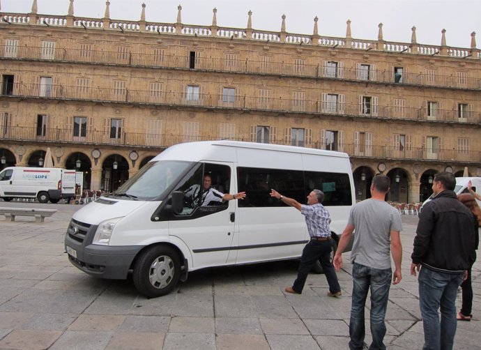Varias furgonetas salen con destino a Marruecos