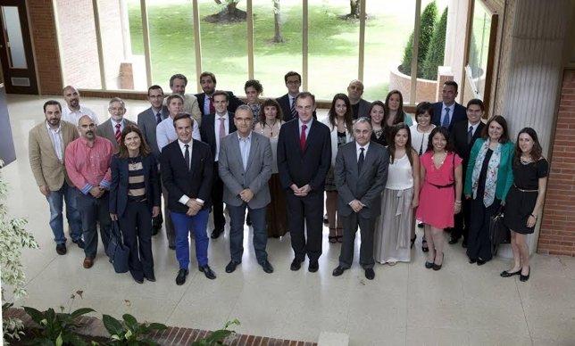 Estudiantes de la Universidad de Navarra con el alcalde de Pamplona.