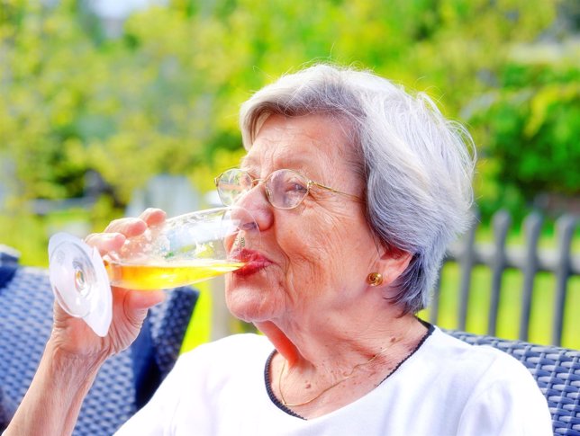 Mujer Bebiendo Cerveza