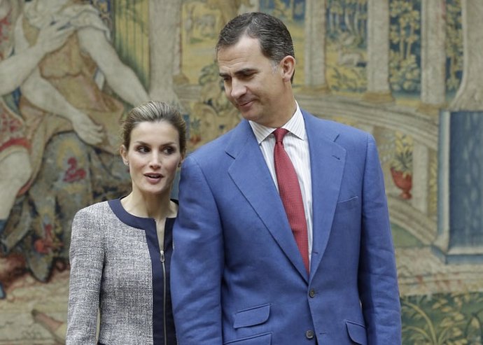 Felipe y Letizia, muy cómplices, en su primera recepción como Reyes