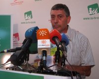 El rival de Maíllo en las primarias de IULV-CA propone 3.000 euros como sueldo tope en la Junta