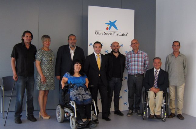 Raúl Marqueta con miembros de las 7 entidades que recibirán ayudas de 'la Caixa'