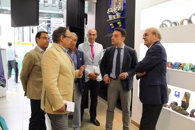 El presidente de CECA, junto al alcalde de Huelva, visita un comercio en rebajas