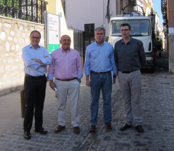 Visita del alcalde de Jaén a la calle Almendros Aguilar