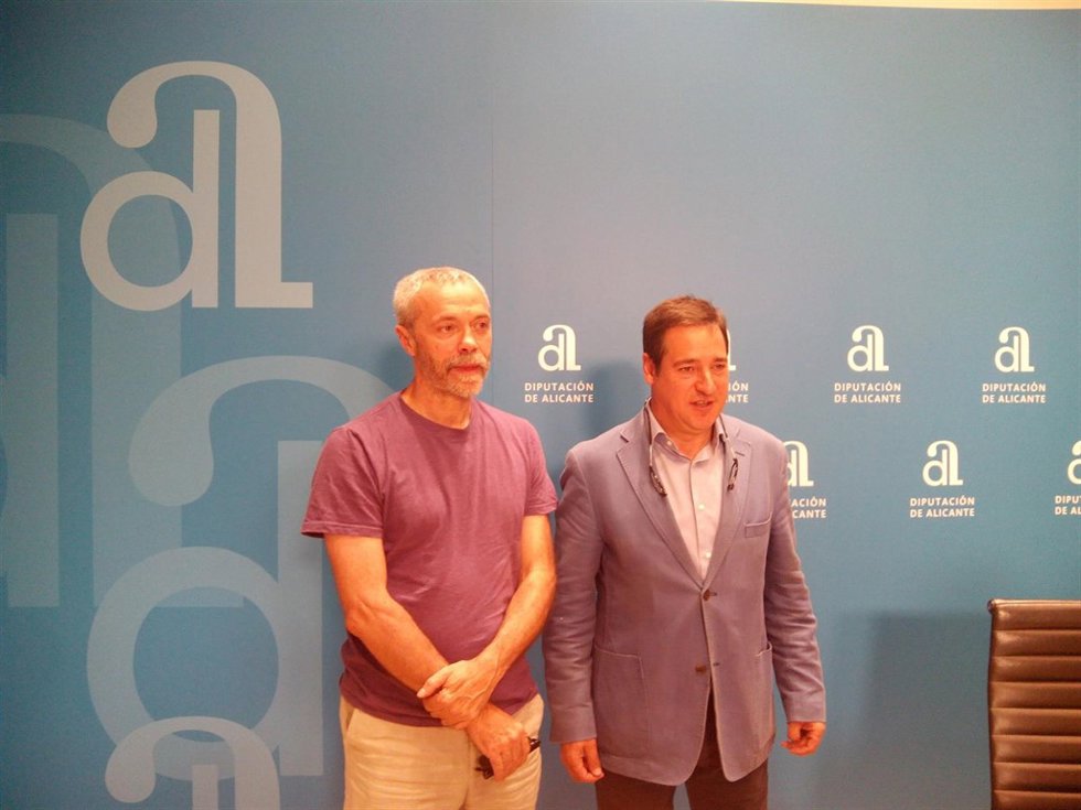 Joan Olivares junto a Joan Bautista Roselló en la presentación del Enric Valor