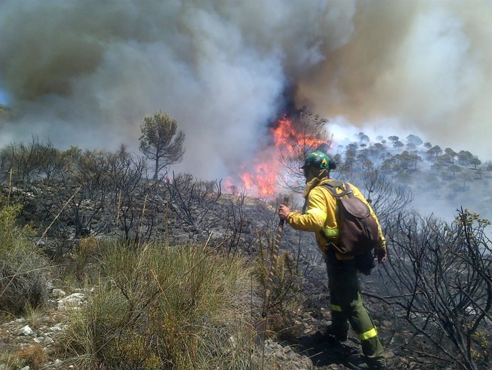 Un agente infoca en labores de extinción de incendio fuego 