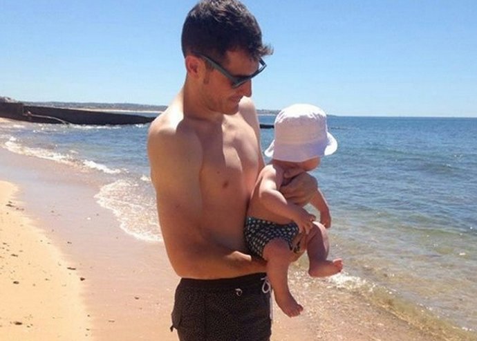 Iker Casillas feliz con Martín en la playa 