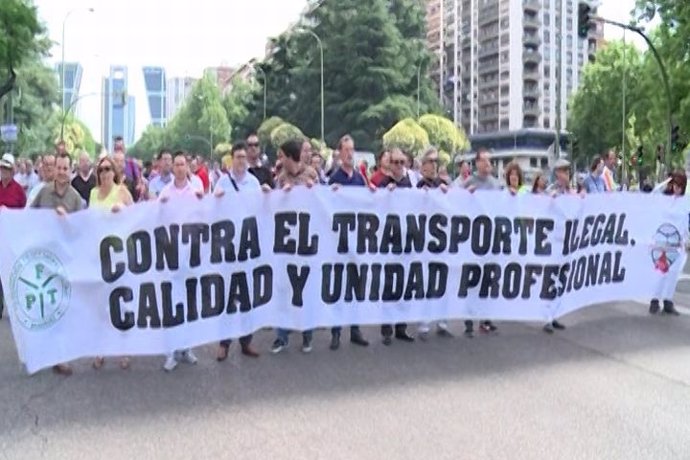 Taxistas toman la Castellana por su malestar con Uber