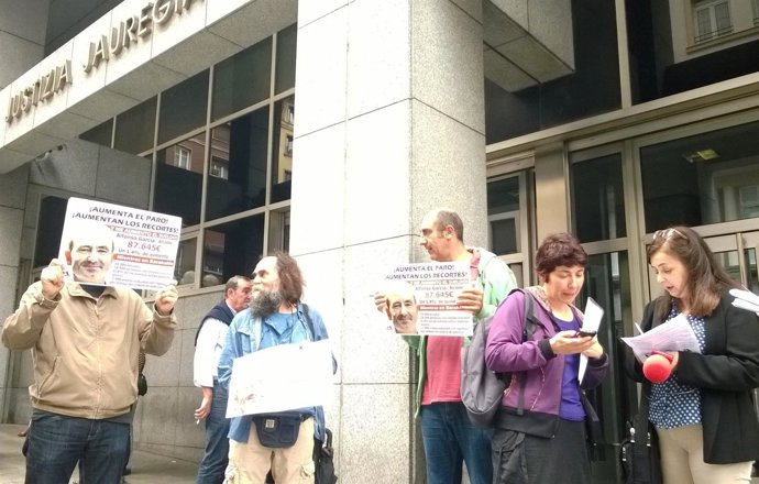 Miembros de Berri-Otxoak se manifiestan frente al Tribunal Superior de Justicia 