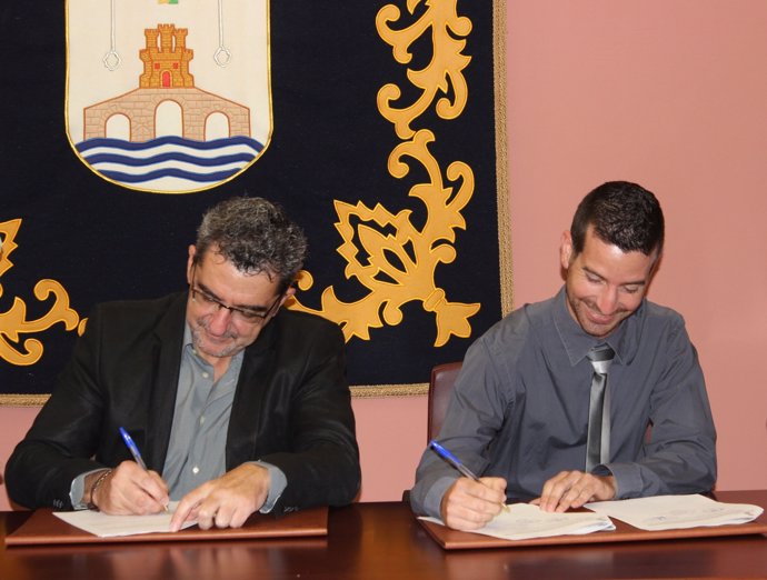 Gutiérrez Limones firmando el convenio de colaboración con la Banda de Música.
