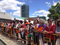 Unas 200 personas reciben a los Reyes en Valladolid entre aplausos en su tercer viaje desde la proclamación