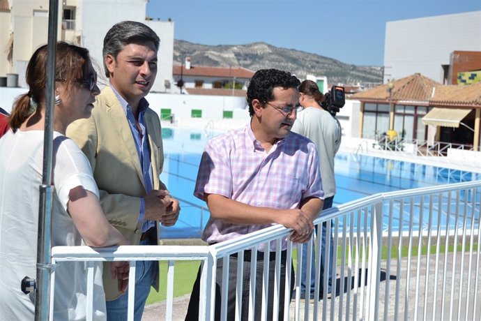 Lorite (centro) y Rojano (dcha.) en la visita a la piscina