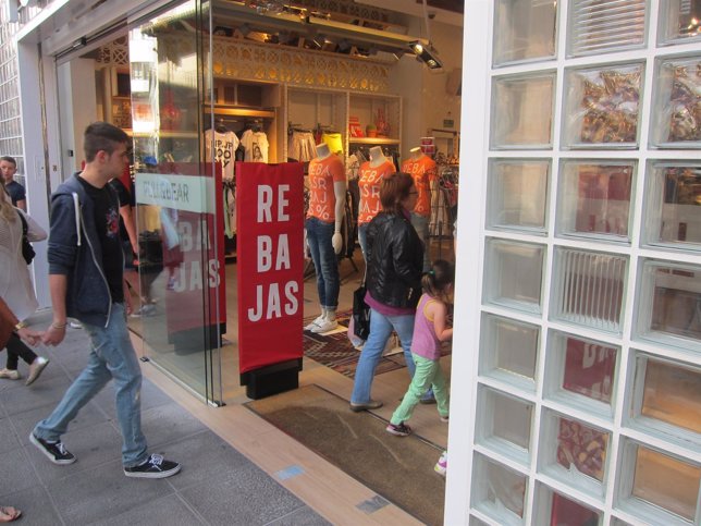 Un joven accede a una tienda en rebajas