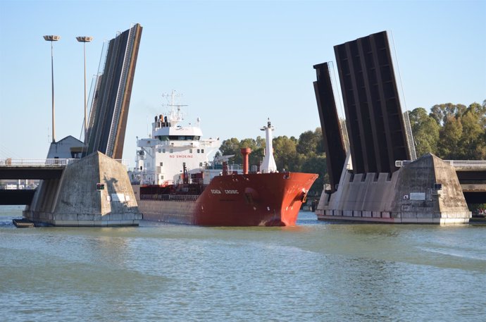 Llegada del barco con agua salada al Acuario de Sevilla