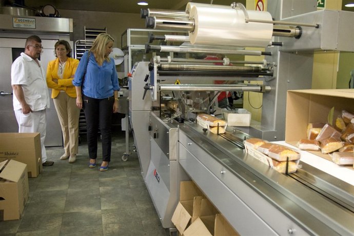 La cosejera en la fábrica de sobaos Ibáñez de Vargas 