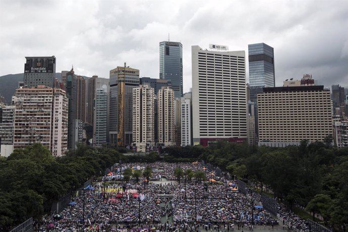 Miles de personas se manifiestan en Hong Kong por una democracia real