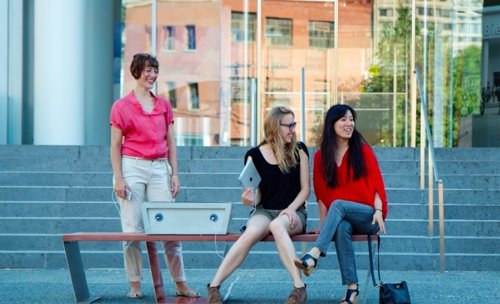 Estos bancos cargarán tu móvil con energía solar