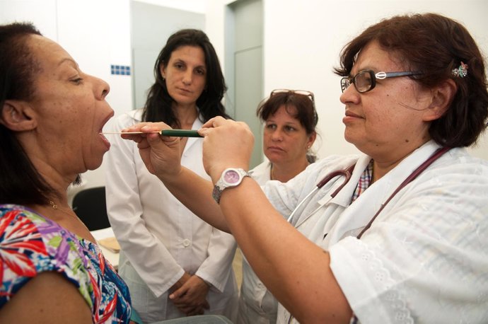 Los médicos cubanos realizan atención médica a pacientes en zonas rurales