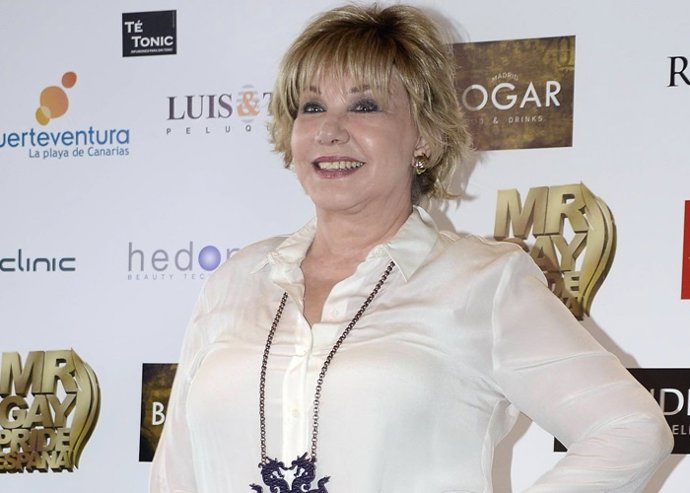 Karina en busca del gay más guapo