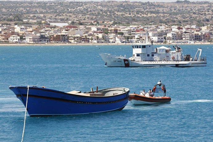 Pesquero en el que se han encontrado 45 cadáveres de inmigrantes en Italia