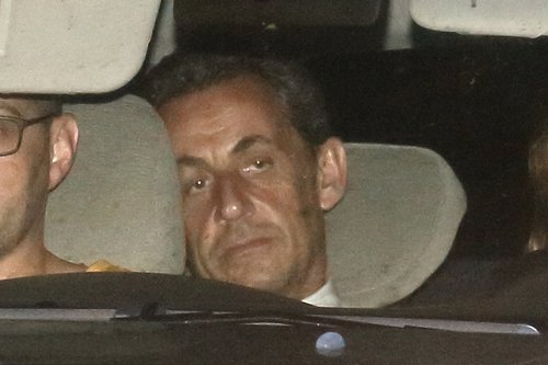 Nicolas Sarkozy a la salida de comisaría