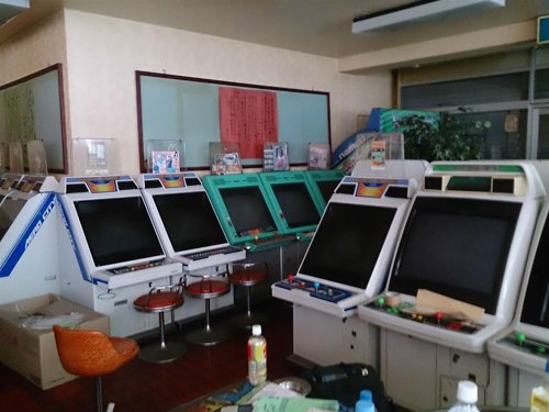 Máquinas de arcade en un edificio abandonado de Japón