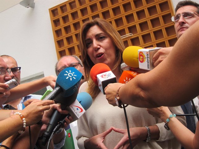 Susana díaz atiende a los medios en Almería