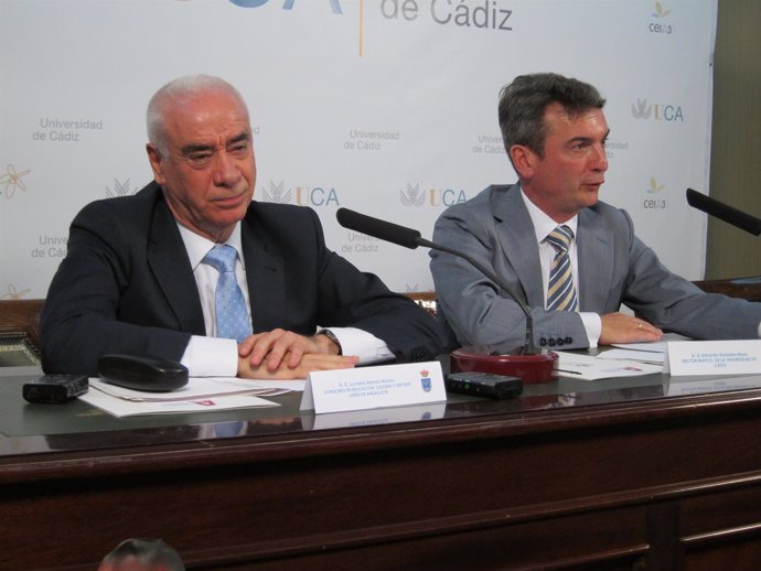 El consejero andaluz Luciano Alonso junto al rector de la UCA, Eduardo González