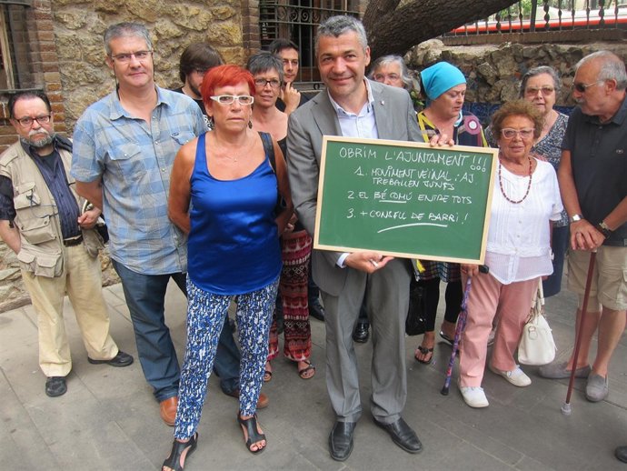 El diputado de ERC Oriol Amorós con representantes vecinales de Barcelona.