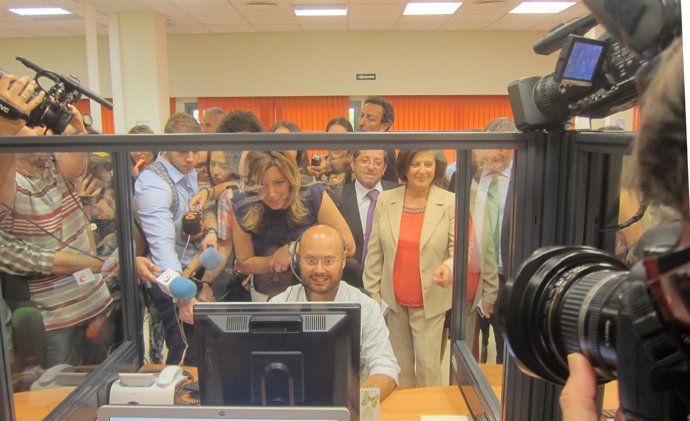 Díaz visita la sede del Servicio Andaluz de Teleasistencia