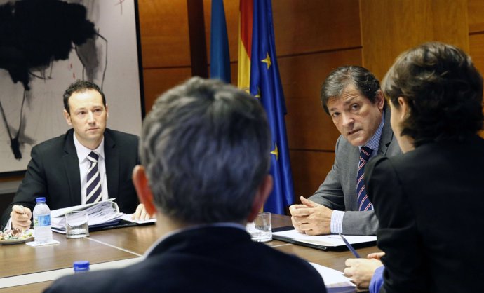Martínez (izquierda) durante la reunión del Consejo de Gobierno. 