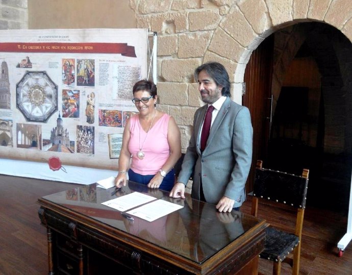 El director de Cultura y la alcaldesa de Caspe firman el depósito de la muestra
