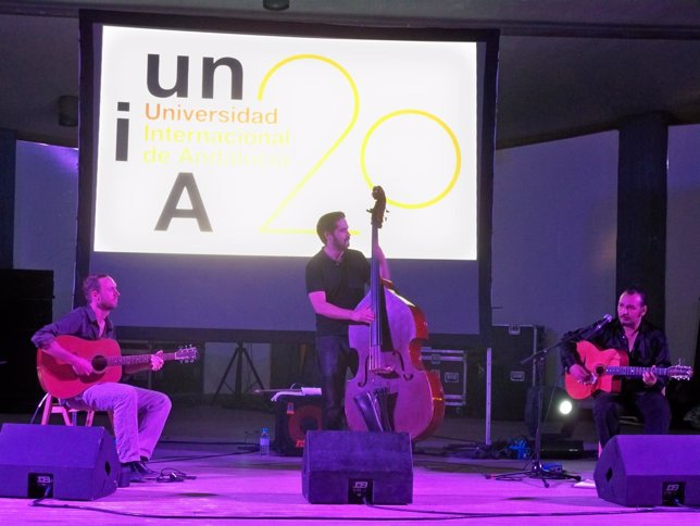 Van Moustache Trío durante el concierto en los cursos de la UNIA