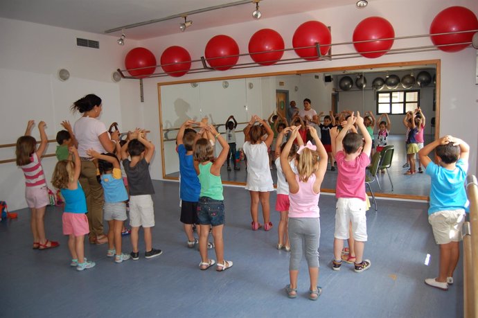 Niños en una clase de la Universidad Popular de verano de Alcalá de Guadaíra