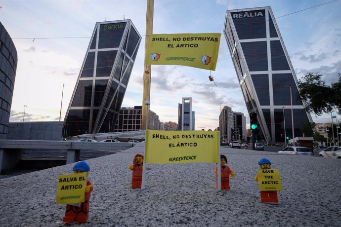 Campaña con "mini escaladores" de Greenpeace en las Torres Kio de Madrid