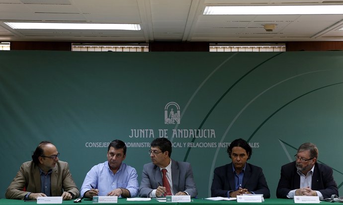 Diego Valderas, hoy junto con el resto de participantes en la reunión