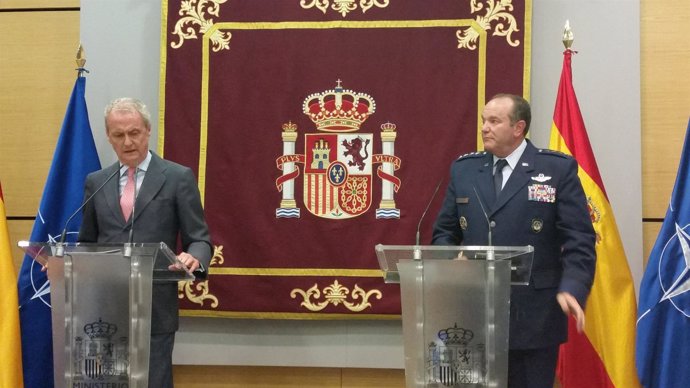 Pedro Morenés y el general Philip Breedlove, en rueda de prensa en Madrid