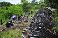 Diez inmigrantes salvan la vida al saltar de 'La Bestia' que descarriló este miércoles