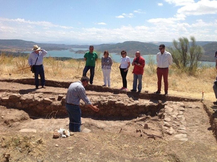 Gálvez  visita el yacimiento de Giribaile 
