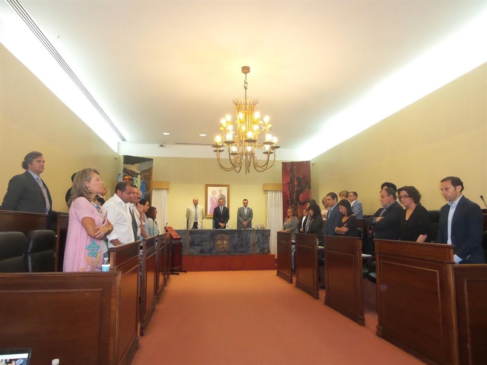 Los diputados guardan un minuto de silencio por la cooperante fallecida en Perú.