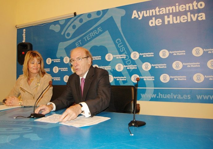 El alcalde de Huelva, Pedro Rodríguez, junto a la concejala Pilar Miranda.