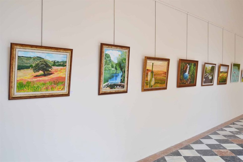 Varios cuadros de la exposición