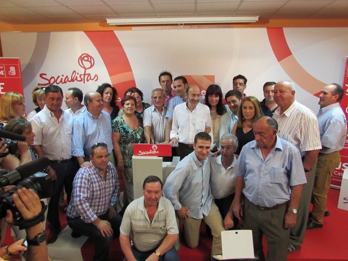 Alfredo Pérez Rubalcaba, en la sede del PSOE de Castellar (Jaén)