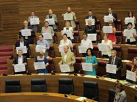 El pleno de las Corts guarda un minuto de silencio en conmemoración del aniversario del accidente del metro