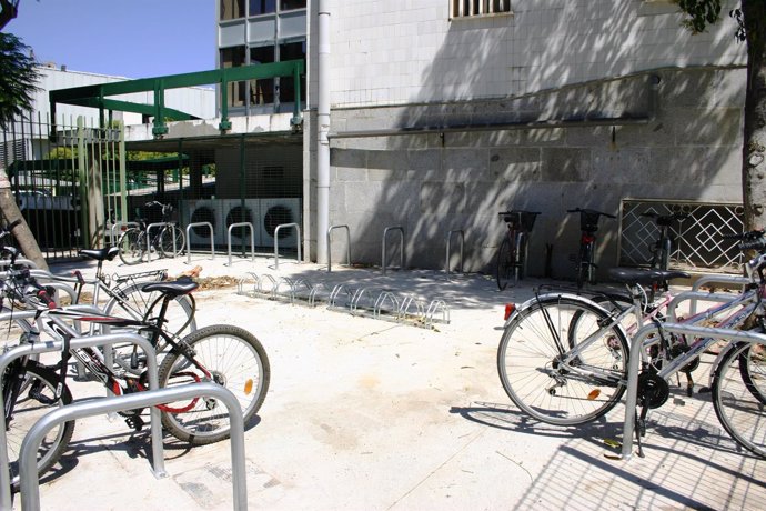 Bicicletas Estacionadas En El Hospital Virgen Macarena De Sevilla