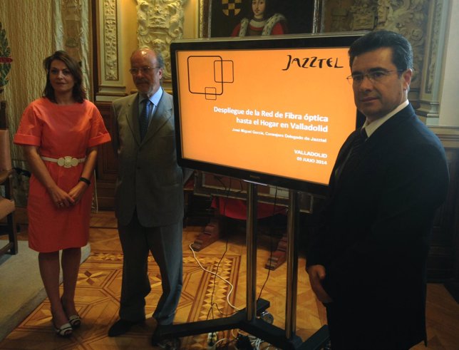 Firma del convenio para el despliegue de fibra óptica de Jazztel en Valladolid