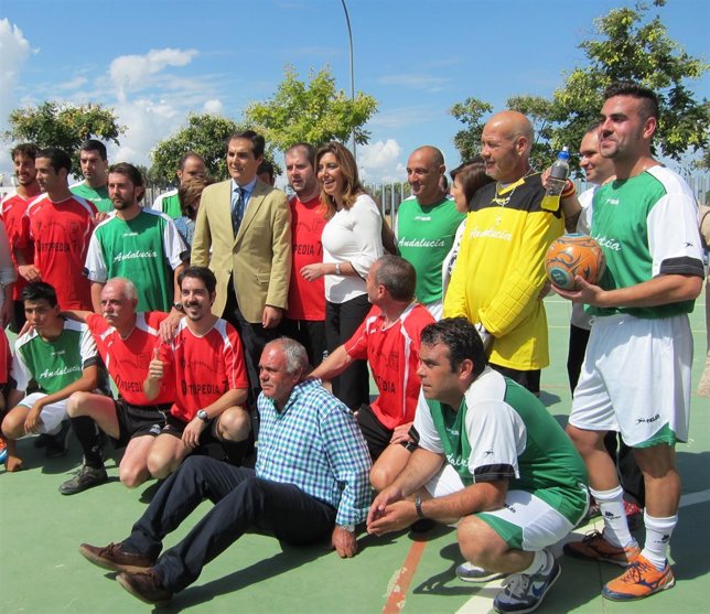 La presidenta y el alcalde con usuarios del centro en las instalaciones deportiv